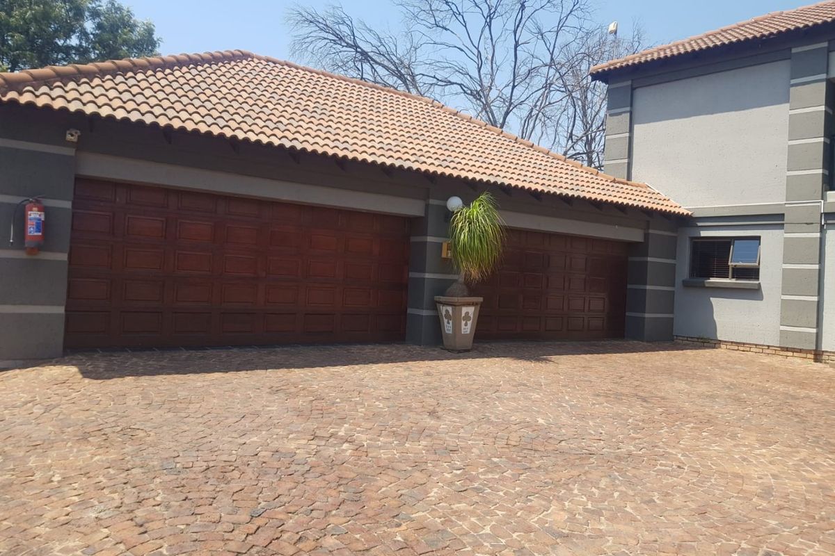 Once-in-a-Lifetime Investment Opportunity – 20-Bedroom Estate with Endless Possibilities! - Photo 2