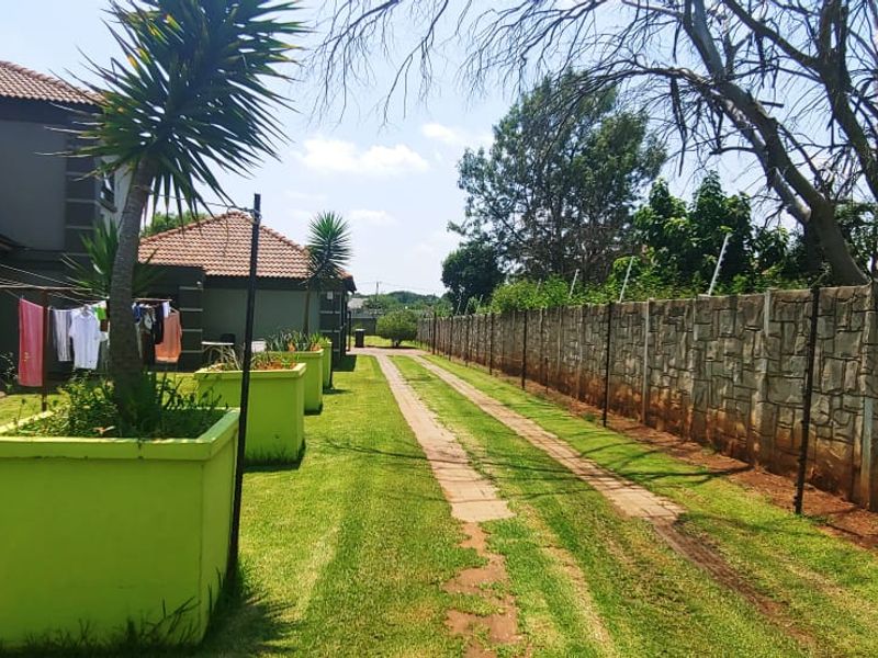 Once-in-a-Lifetime Investment Opportunity – 20-Bedroom Estate with Endless Possibilities! - Photo 10