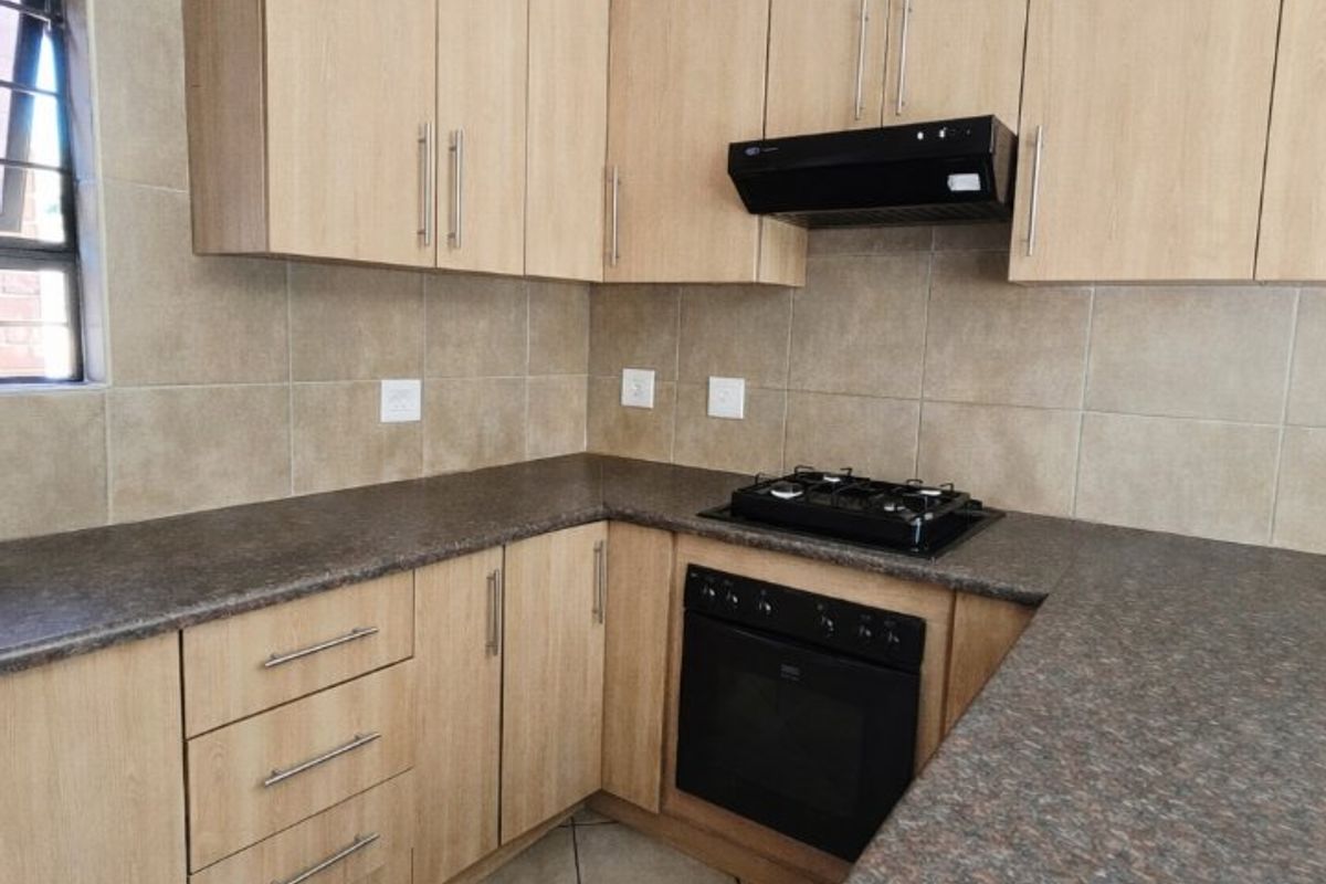 Stylish & Move-In Ready 3-Bedroom Duplex Townhouse – No Levies | Pet Friendly - Photo 2