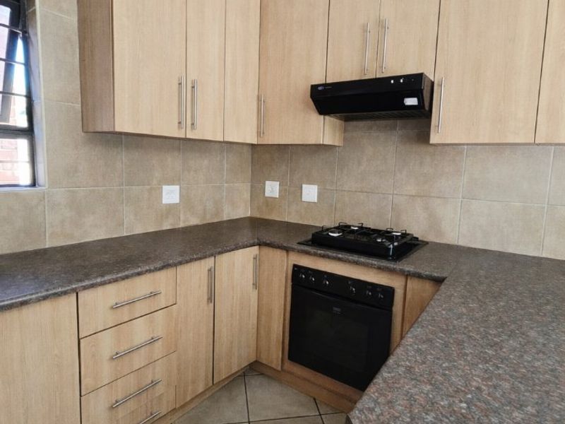 Stylish & Move-In Ready 3-Bedroom Duplex Townhouse – No Levies | Pet Friendly - Photo 2