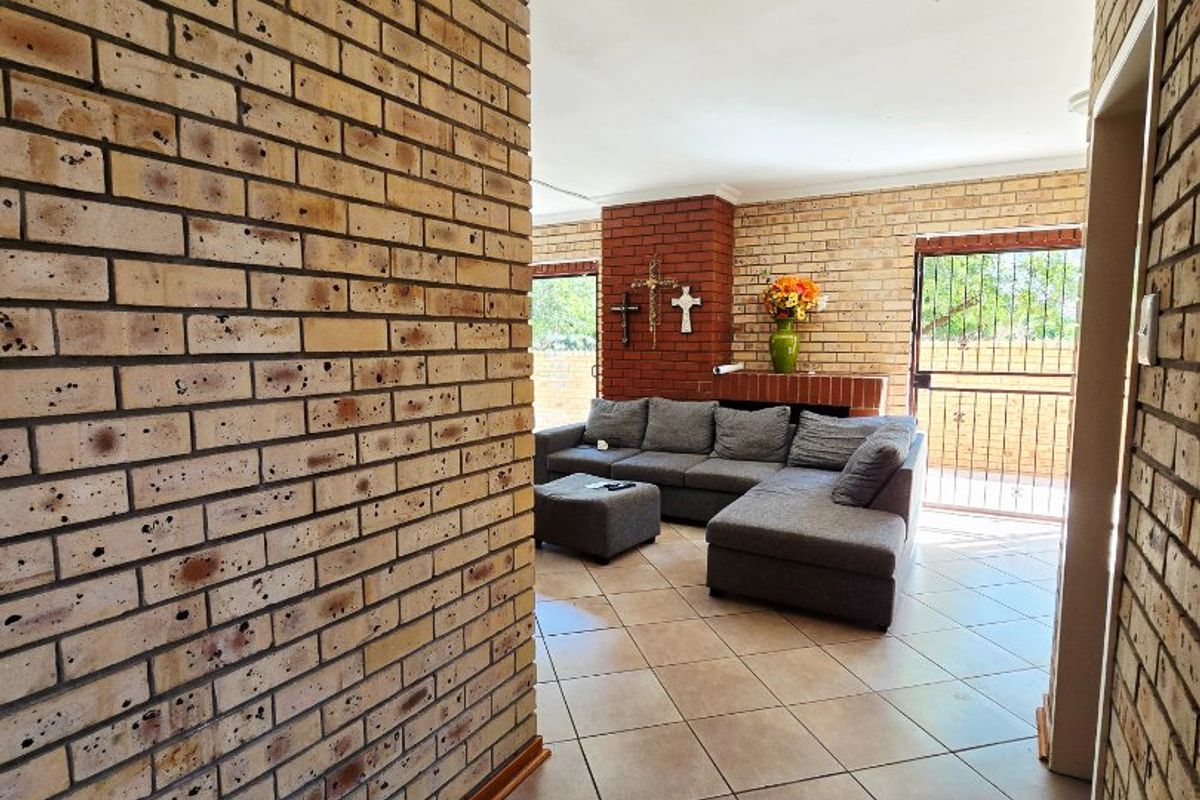 Stylish & Move-In Ready 3-Bedroom Duplex Townhouse – No Levies | Pet Friendly - Photo 3