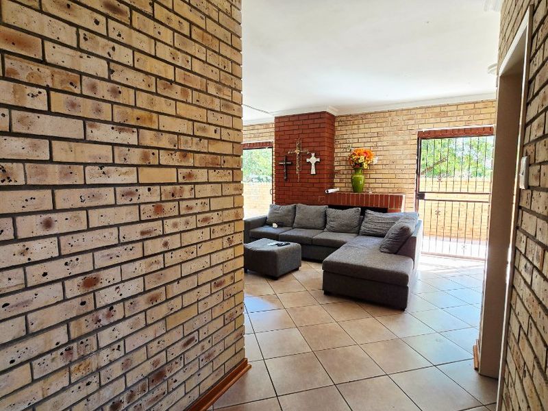 Stylish & Move-In Ready 3-Bedroom Duplex Townhouse – No Levies | Pet Friendly - Photo 3