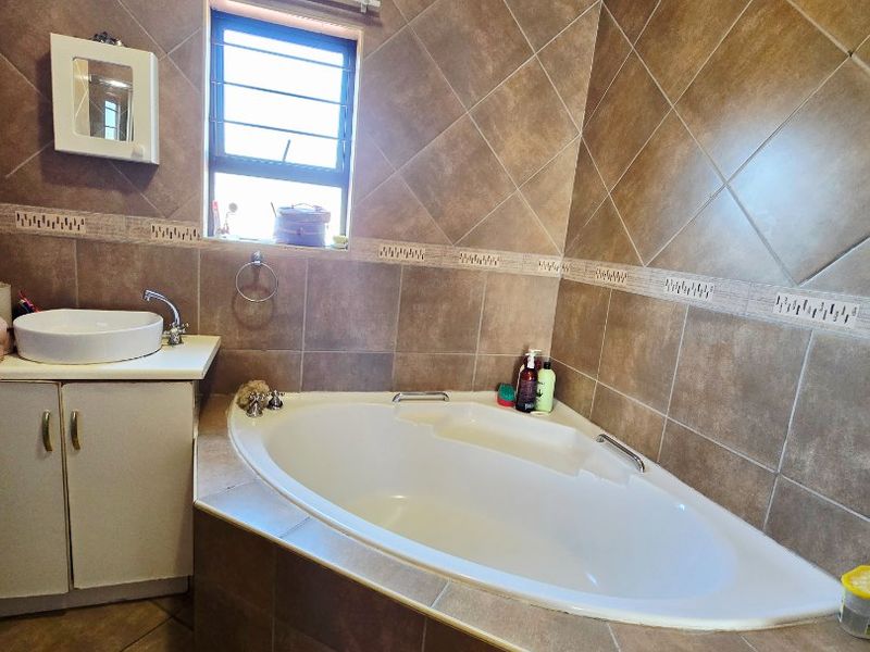 Stylish & Move-In Ready 3-Bedroom Duplex Townhouse – No Levies | Pet Friendly - Photo 10