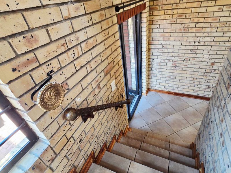 Stylish & Move-In Ready 3-Bedroom Duplex Townhouse – No Levies | Pet Friendly - Photo 7