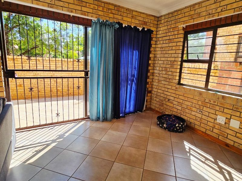 Stylish & Move-In Ready 3-Bedroom Duplex Townhouse – No Levies | Pet Friendly - Photo 6