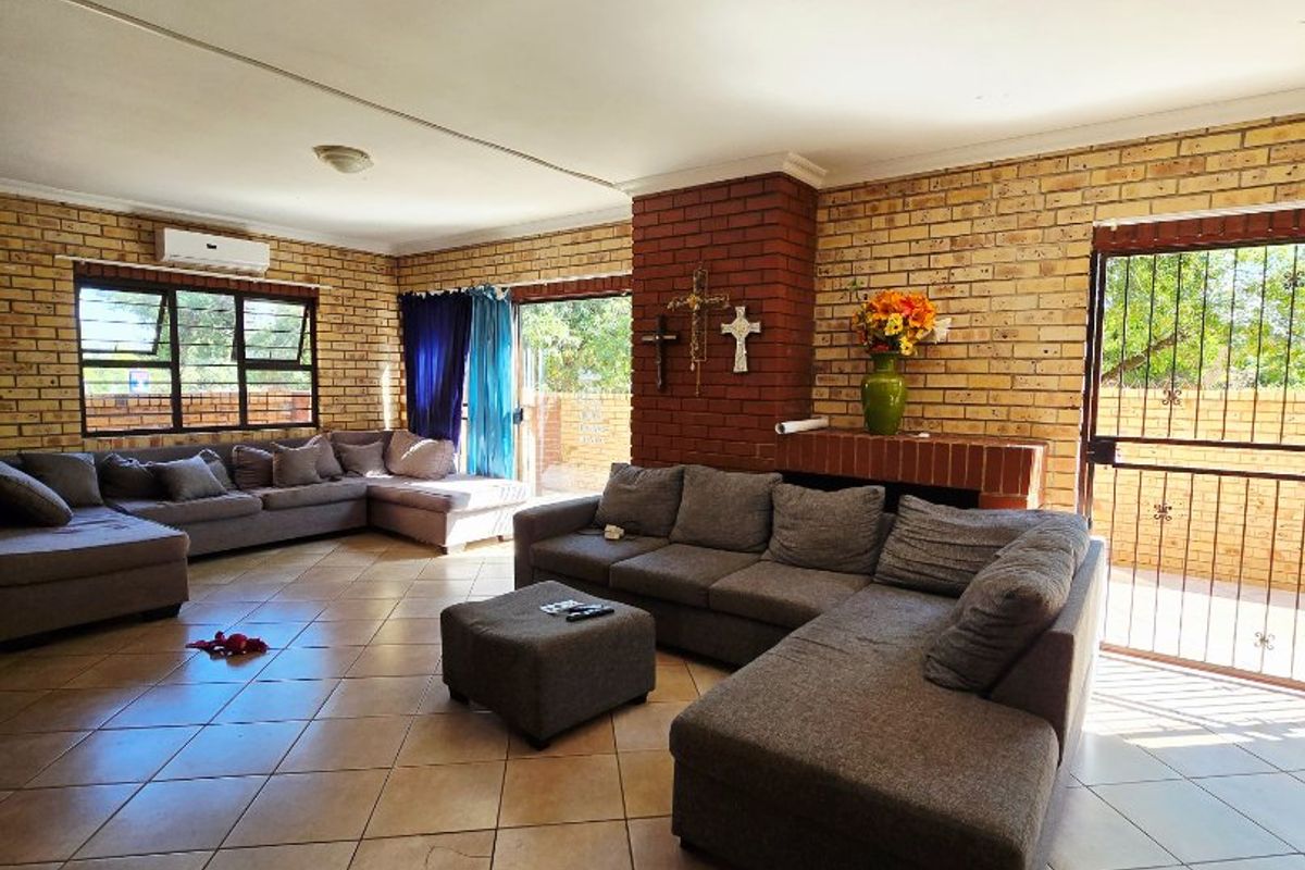 Stylish & Move-In Ready 3-Bedroom Duplex Townhouse – No Levies | Pet Friendly - Photo 5