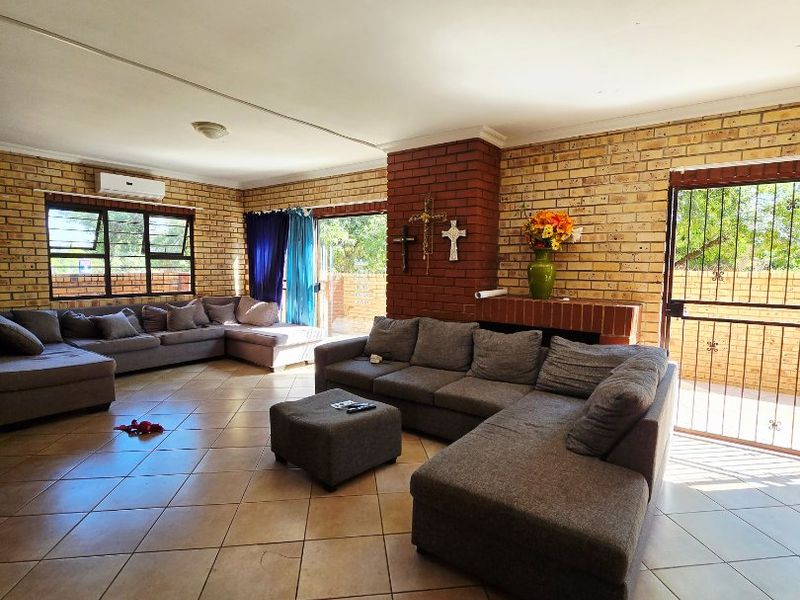 Stylish & Move-In Ready 3-Bedroom Duplex Townhouse – No Levies | Pet Friendly - Photo 5