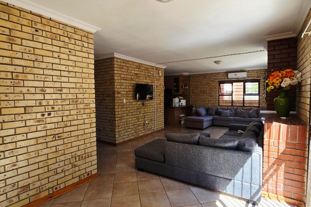 Stylish & Move-In Ready 3-Bedroom Duplex Townhouse – No Levies | Pet Friendly - Photo 4