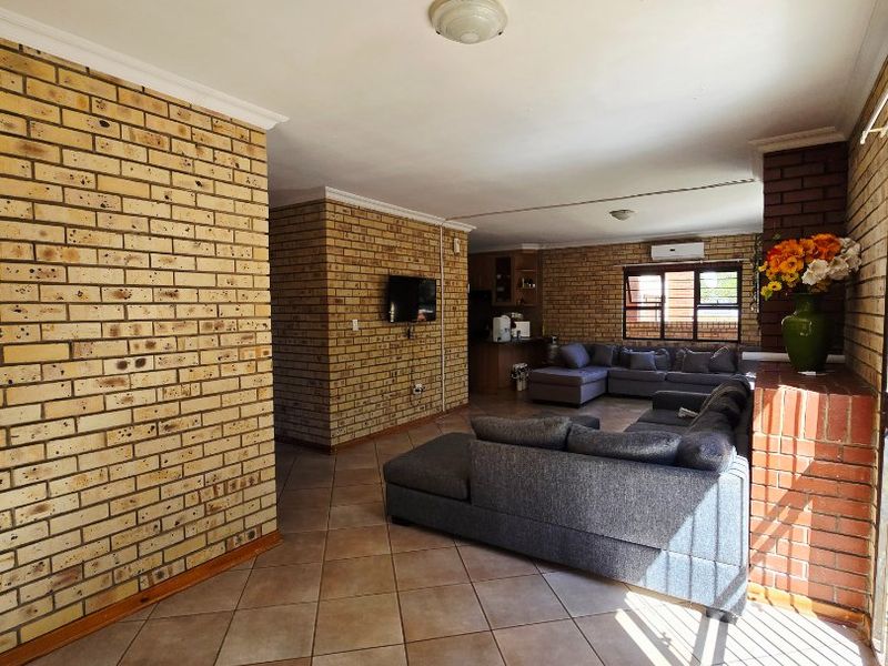 Stylish & Move-In Ready 3-Bedroom Duplex Townhouse – No Levies | Pet Friendly - Photo 4