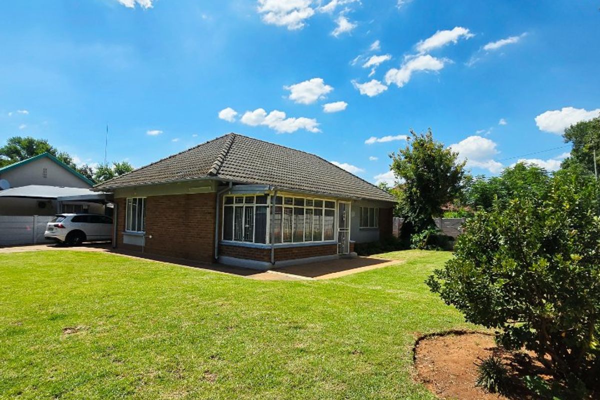 Beautifully Renovated Family Home in Stilfontein Ext 4 – Close to Shoprite - Photo 2