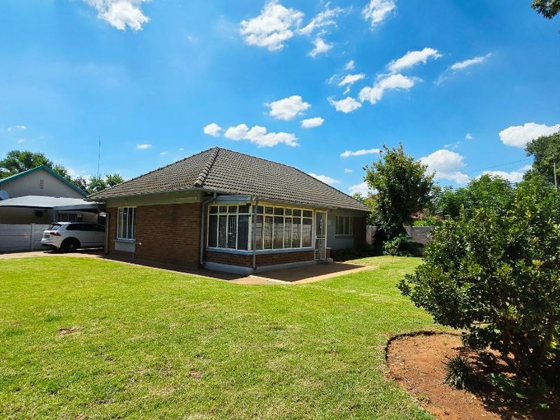 Beautifully Renovated Family Home in Stilfontein Ext 4 – Close to Shoprite - Photo 2