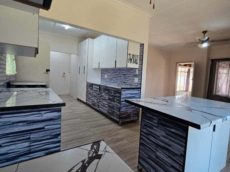 Beautifully Renovated Family Home in Stilfontein Ext 4 – Close to Shoprite - Photo 10