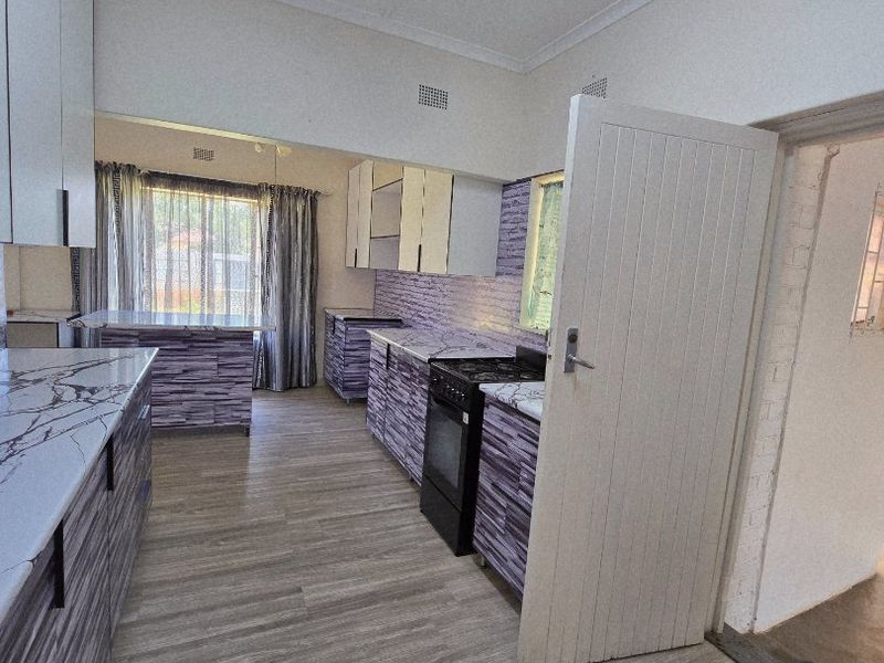 Beautifully Renovated Family Home in Stilfontein Ext 4 – Close to Shoprite - Photo 6