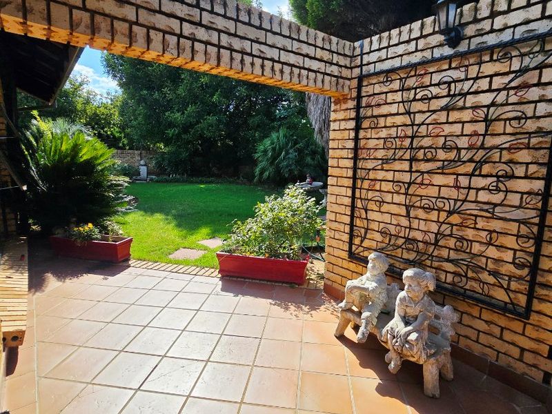 Flamwood – Spacious Family Home in a Prime Location - Photo 3