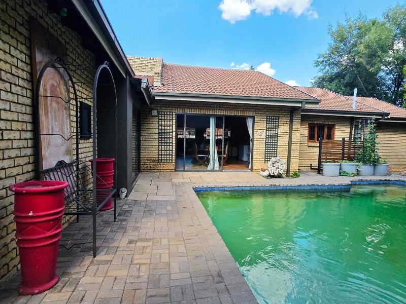 Flamwood – Spacious Family Home in a Prime Location - Photo 2