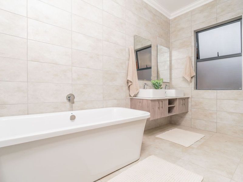 Modern Single-Storey Elegance in Six Fountains Estate DIRECT FROM DEVELOPER - Photo 9