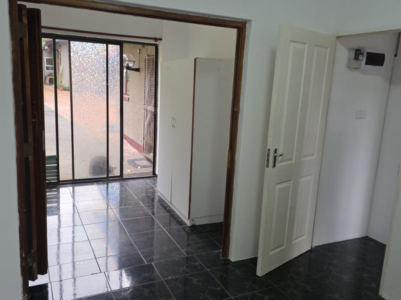 A Quaint apartment in Cowies Hill - Photo 6