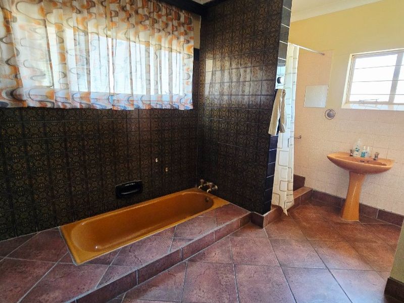 3 Bed House in Stilfontein Ext 4, Stilfontein for Sale - Photo 9