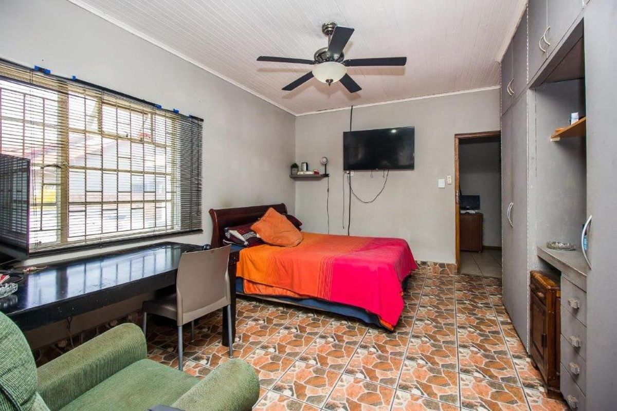 4 Bedroom House For Sale in Meyerspark - Photo 2