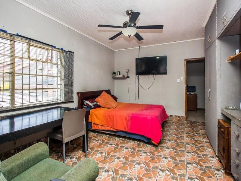 4 Bedroom House For Sale in Meyerspark - Photo 2