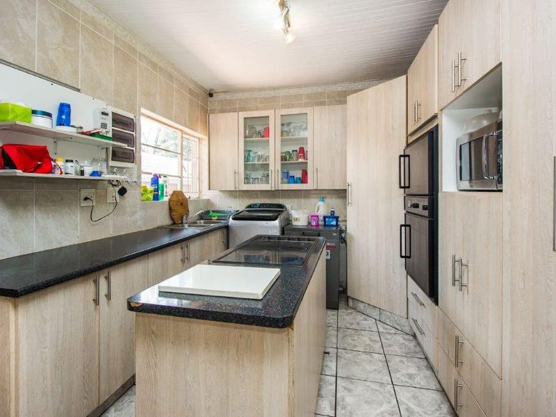 4 Bedroom House For Sale in Meyerspark - Photo 10