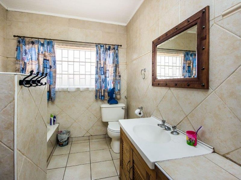 4 Bedroom House For Sale in Meyerspark - Photo 8