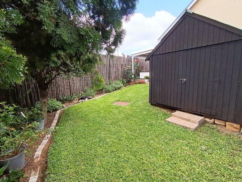 Cozy 2-Bedroom Home in Secure Complex - Photo 3