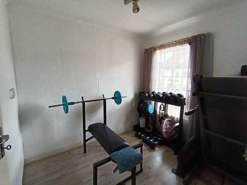 Cozy 2-Bedroom Home in Secure Complex - Photo 9