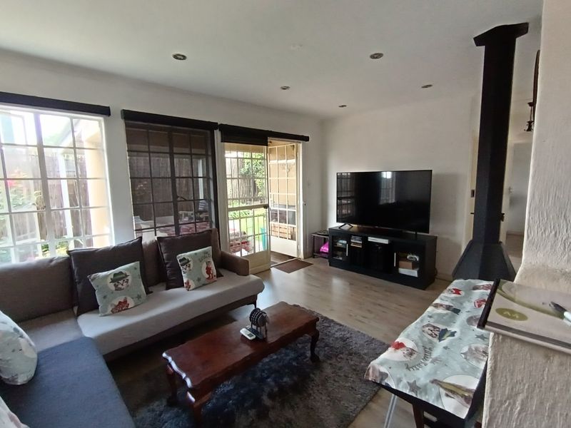 Cozy 2-Bedroom Home in Secure Complex - Photo 7