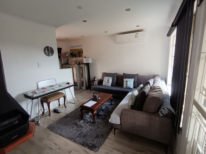 Cozy 2-Bedroom Home in Secure Complex - Photo 6