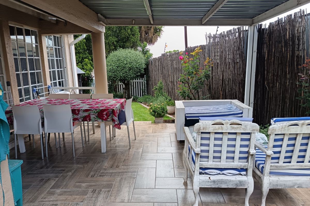 Cozy 2-Bedroom Home in Secure Complex - Photo 5