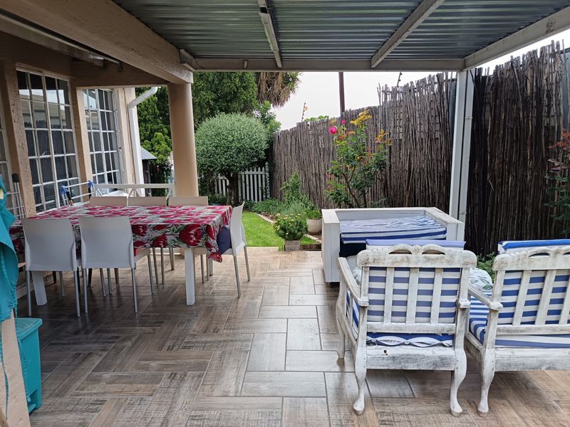 Cozy 2-Bedroom Home in Secure Complex - Photo 5