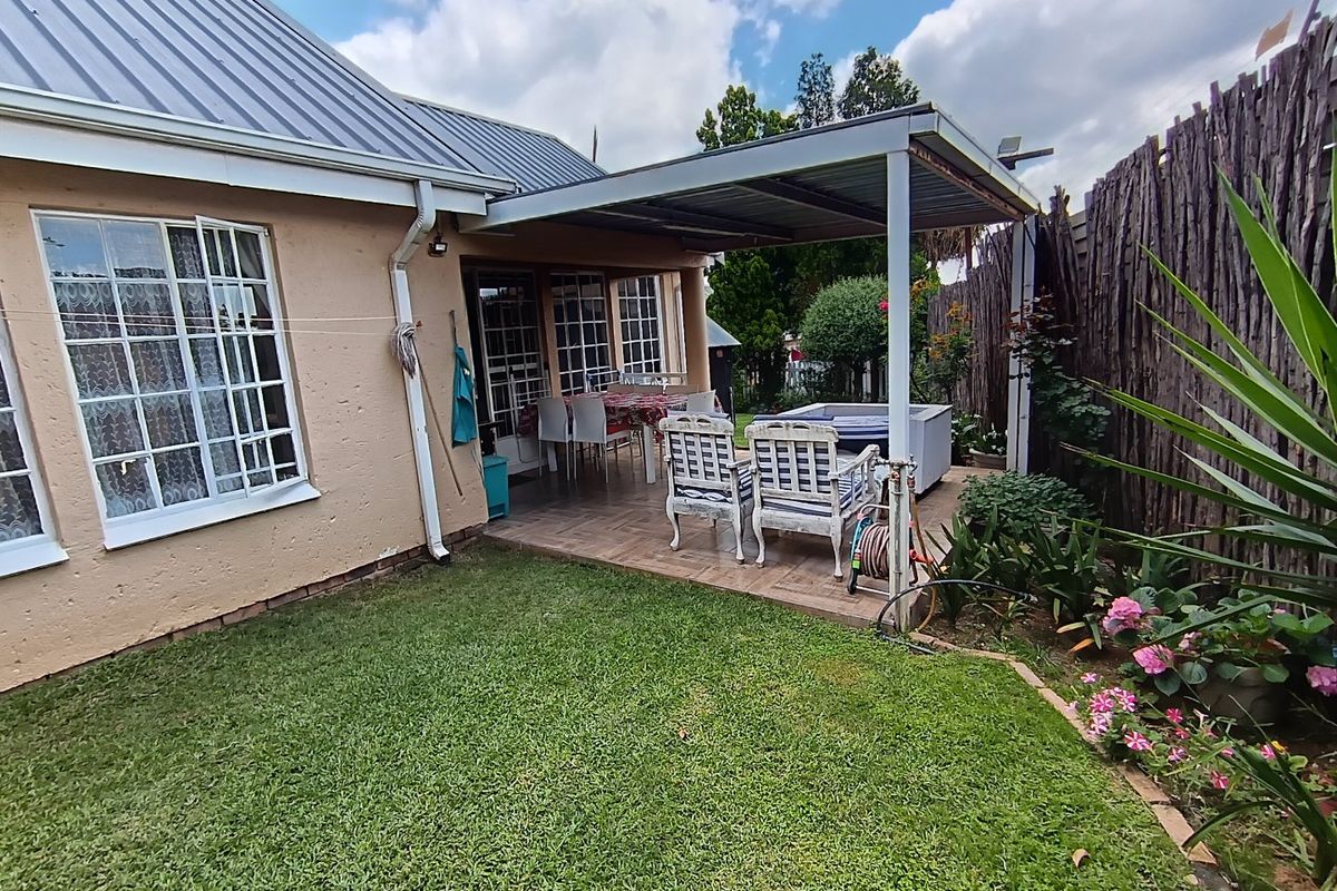 Cozy 2-Bedroom Home in Secure Complex - Photo 4