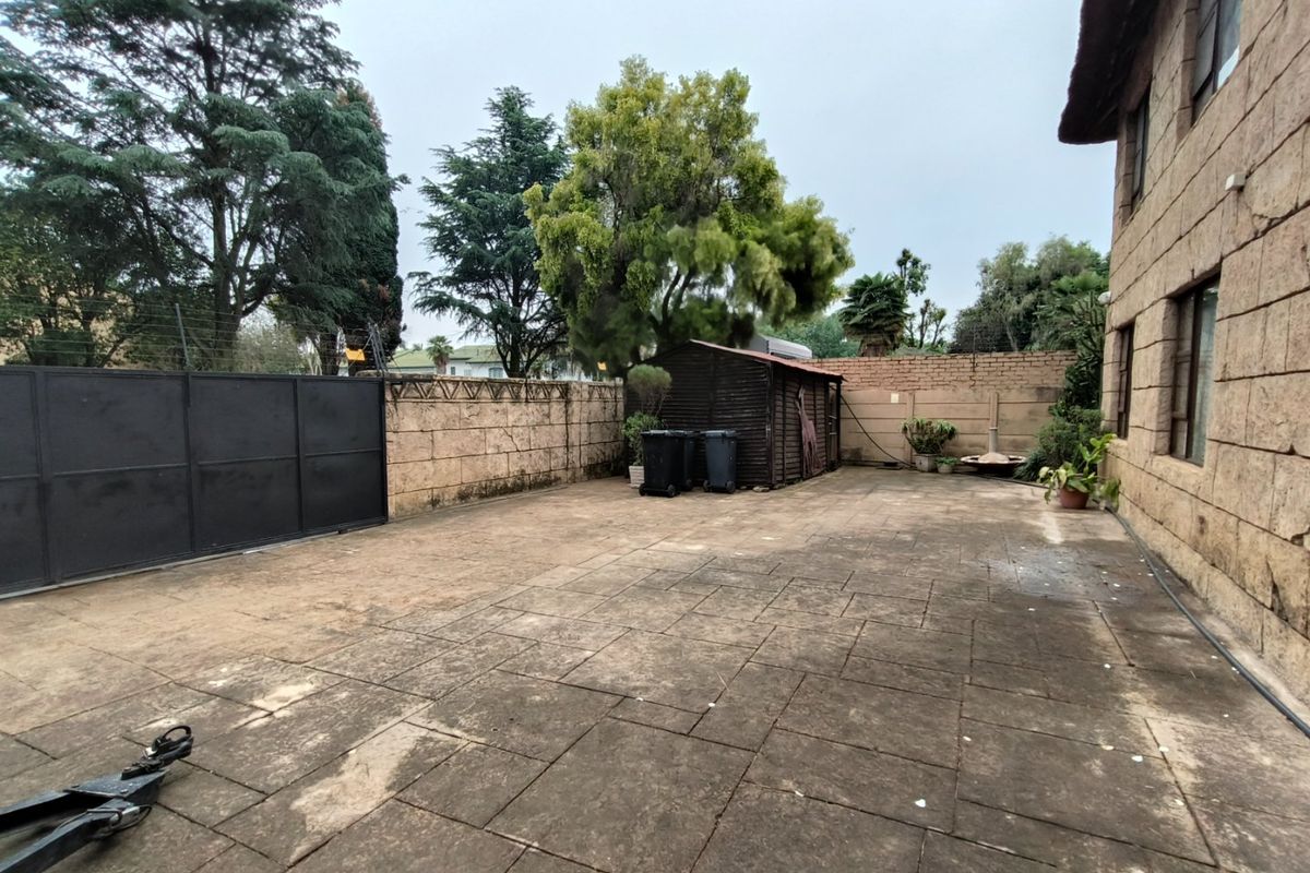 Lovely Guest House for Sale Near OR Tambo International Airport - Photo 4