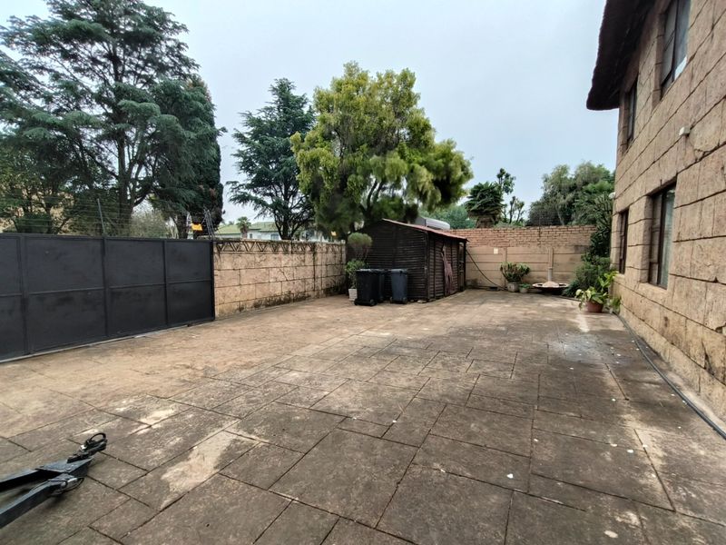 Lovely Guest House for Sale Near OR Tambo International Airport - Photo 4
