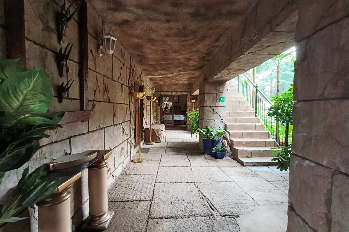 Lovely Guest House for Sale Near OR Tambo International Airport - Photo 5