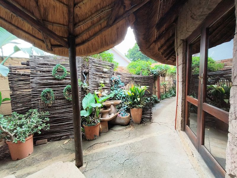Lovely Guest House for Sale Near OR Tambo International Airport - Photo 8