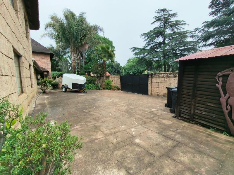Lovely Guest House for Sale Near OR Tambo International Airport - Photo 6