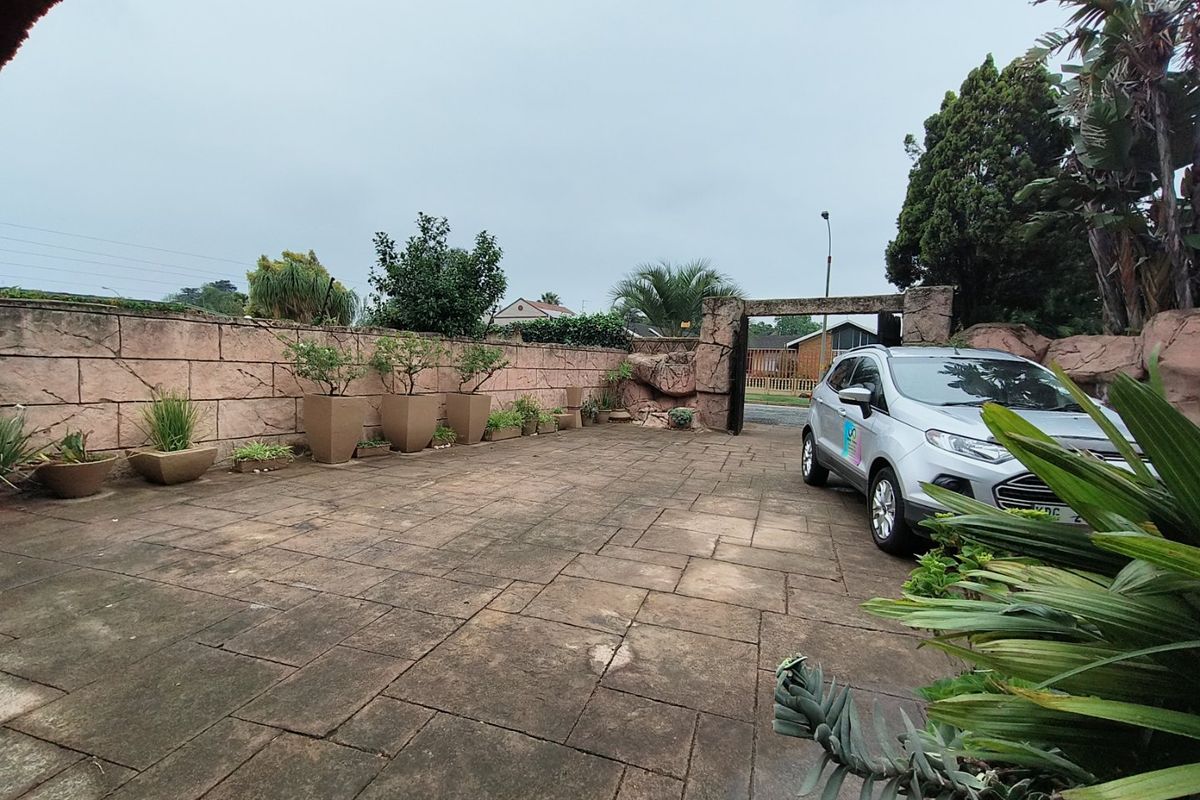 Lovely Guest House for Sale Near OR Tambo International Airport - Photo 2