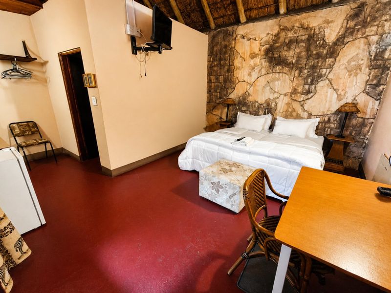 Lovely Guest House for Sale Near OR Tambo International Airport - Photo 8