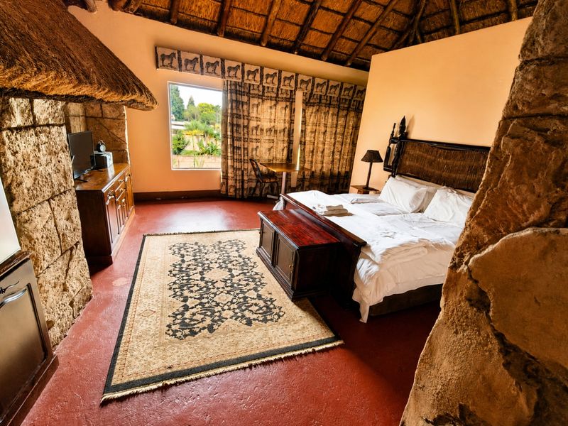 Lovely Guest House for Sale Near OR Tambo International Airport - Photo 9