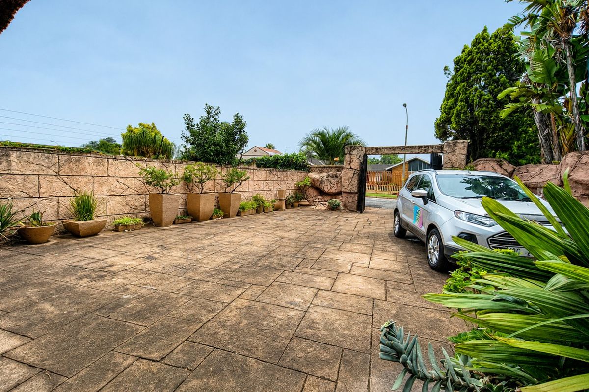 Lovely Guest House for Sale Near OR Tambo International Airport - Photo 3