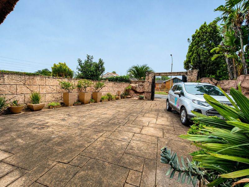 Lovely Guest House for Sale Near OR Tambo International Airport - Photo 3