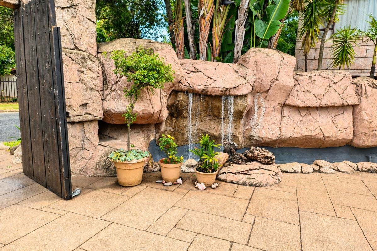 Lovely Guest House for Sale Near OR Tambo International Airport - Photo 2