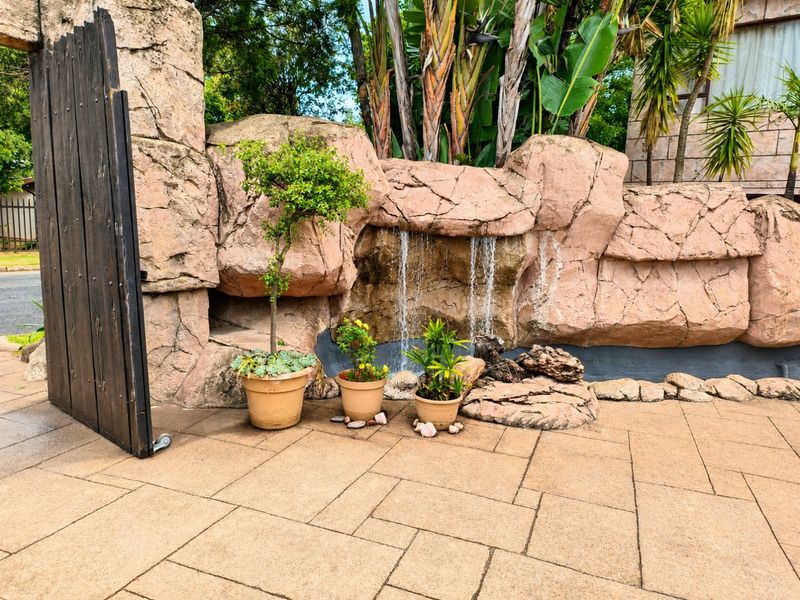 Lovely Guest House for Sale Near OR Tambo International Airport - Photo 2