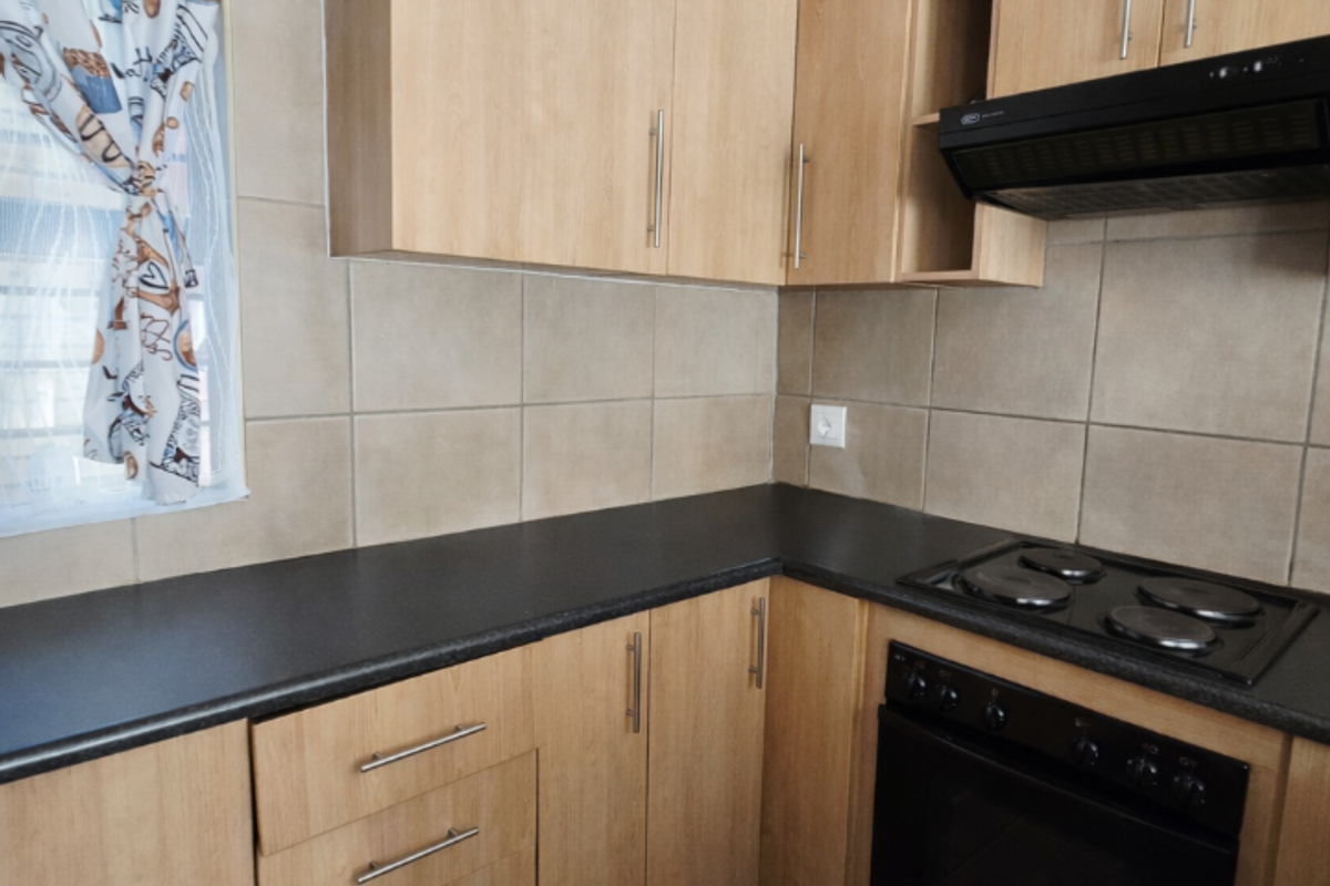 Stylish & Move-In Ready 3-Bedroom Duplex Townhouse – No Levies | Pet Friendly - Photo 2