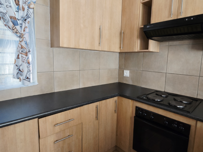 Stylish & Move-In Ready 3-Bedroom Duplex Townhouse – No Levies | Pet Friendly - Photo 2