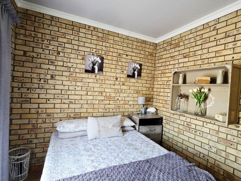 Stylish & Move-In Ready 3-Bedroom Duplex Townhouse – No Levies | Pet Friendly - Photo 9