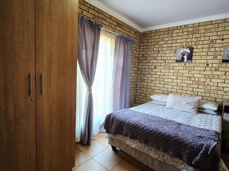 Stylish & Move-In Ready 3-Bedroom Duplex Townhouse – No Levies | Pet Friendly - Photo 10