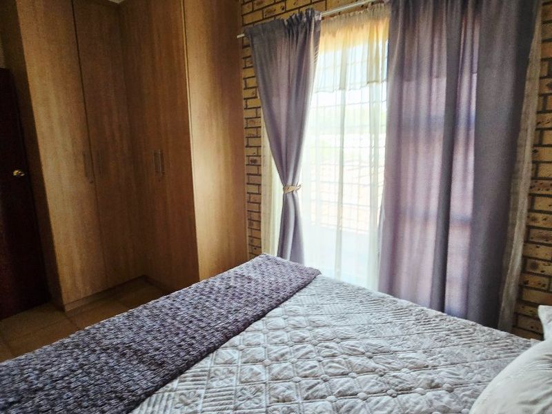 Stylish & Move-In Ready 3-Bedroom Duplex Townhouse – No Levies | Pet Friendly - Photo 8